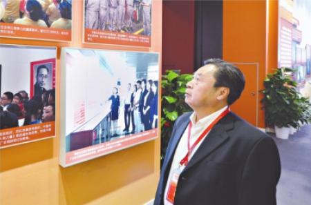 12月17日，在北京中国国家博物馆，茅永红参观了“伟大的变革——庆祝改革开放40周年大型展览”  长江日报记者胡冬冬 摄.jpg